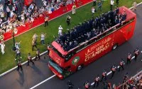 Discreet gebaar, Fouzi Lekjaa achter stuur bus U20 elftal tijdens parade