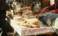 Gevaarlijk brood op straat in Marokko