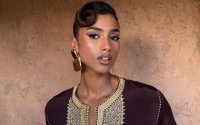 Topmodel Imaan Hammam schittert op bruiloft zus (video)