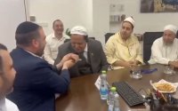 Imam onder vuur na handkus aan minister in Israël (video)