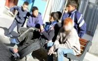 Kinderen wachten onder brug in Nador op kans naar Europa 