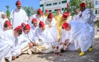 Koning Mohammed VI in moskee Tetouan (video)
