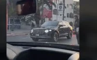 Koning Mohammed VI stopt stoet voor voetganger (video)
