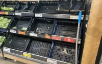 Lege schappen in Nederlandse supermarkten door noodweer in Marokko