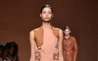 Malika El-Maslouhi en Imaan Hammam sterren zomercampagne Tory Burch