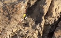 Spectaculaire redding in Al Hoceima: man vast op steile rotswand (video)