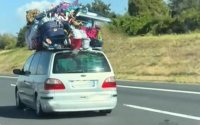 Heel Italië lacht: overladen auto op weg naar Marokko viral
