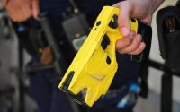 Taser redt agent in Tanger 