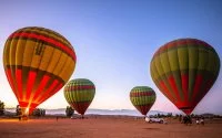 Luchtballonnen scheren langs vliegtuigen in Marokko