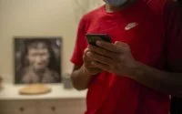 Hassan, minderjarige Marokkaanse migrant, bezorgd over toekomst