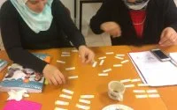 Fatima leert Nederlands aan huishoudsters