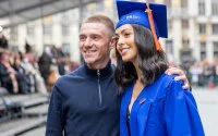 Vrouw Remco Evenepoel Oumi Rayane steelt show in Brussel