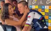 Spannende finish: Oumi feliciteert Remco net te vroeg