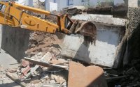 Graafmachines slopen illegale kramen in Al Hoceima
