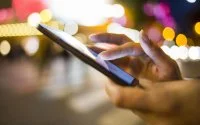 John reist naar Marokko voor gestolen telefoon met babyfoto's