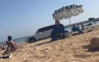 Terreinwagen creëert paniek op volle strand Agadir