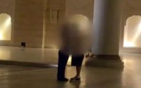 Toeristen riskeren celstraf na kus in moskee (video)