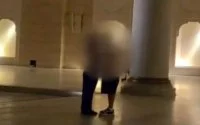 Toeristen riskeren celstraf na kus in moskee (video)