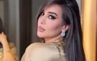 Actrice Yasmine Sabri schittert in Marokkaanse kaftan (video)