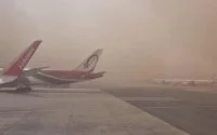 Hevige zandstorm legt vliegverkeer op luchthaven Nador Al Aroui stil (video)