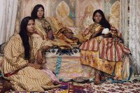 Lalla Essaydi stelt 'Bullets & Harem, revisited' tentoon