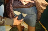 Marokkaans meisje lijmt kilo hasj aan haar billen