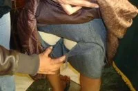 Marokkaans meisje lijmt kilo hasj aan haar billen