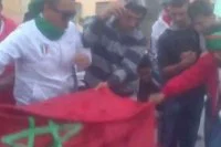 Algerijnen verbranden vlag Marokko na overwinning Algerije