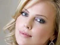 Charlize Theron valt van kameel in Marokko