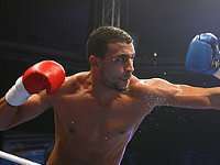 Badr Hari slaat Gokhan Saki knock-out 