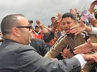 Koning Mohammed VI wandelt in sloppenwijk Rabat 