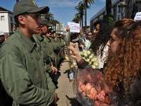 Beweging 20 februari geeft bloemen aan politieagenten in Rabat
