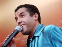 Cheb Mami zingt tijdens wedstrijd Algerije-Marokko