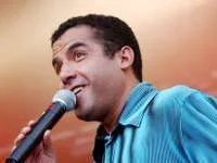 Cheb Mami zingt tijdens wedstrijd Algerije-Marokko
