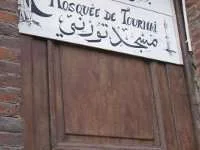 Verbrande Koran aan moskee opgehangen in België 