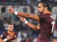 Mehdi Benatia scoort voor AS Roma in serie A wedstrijd