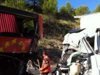 Vrachtwagen rijdt in op bus in Tetouan, 1 dode