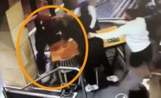 Zwangere moslima zwaar mishandeld in café (video)