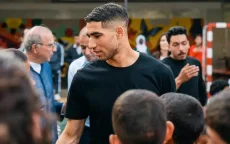 Achraf Hakimi verrast weeskinderen (foto's)