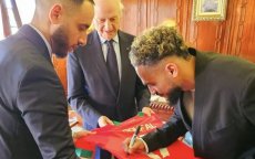 Sofiane Boufal geeft shirt aan adviseur Koning Mohammed VI (foto's)