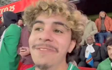 Plassende Algerijnse supporter cel in in Rabat 