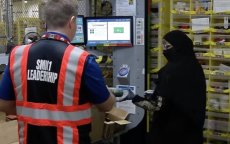 Op maat gemaakte hijab voor Amazon-medewerksters (video)