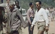 Hassan II bezocht werf in korte broek