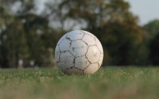 Doelman laat bal leeglopen om tijd te winnen in Marokko