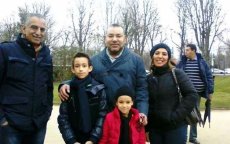 Koning Mohammed VI en zijn kinderen met fans op de foto in Parijs