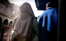 Vrouw in Marokko valt jonge vrouwen zonder hoofddoek met mes aan
