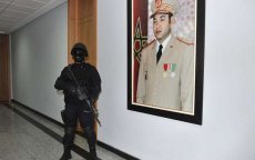 Marokkaanse FBI toont in beslag genomen wapenarsenaal IS-terreurcel