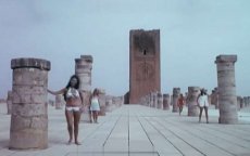 Uniek filmpje: bikinishow bij Hassantoren in Rabat in de jaren '60