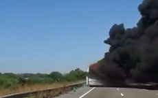 Bus brand uit op snelweg in Marokko