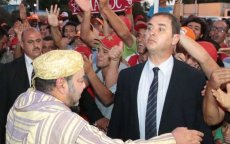 Koning Mohammed VI stopt stoet om volk te begroeten